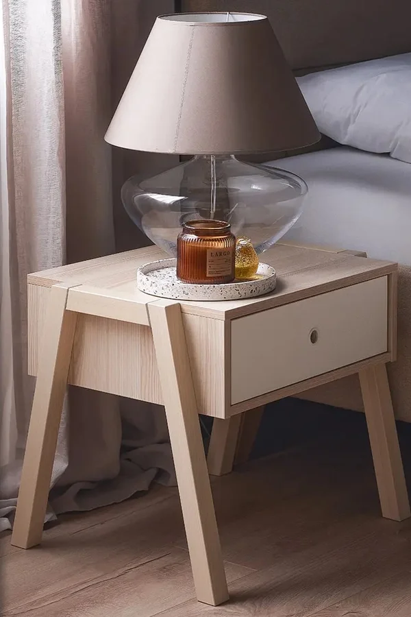 drewniany stolik nocny z lampą i świecą w jesiennej kompozycji